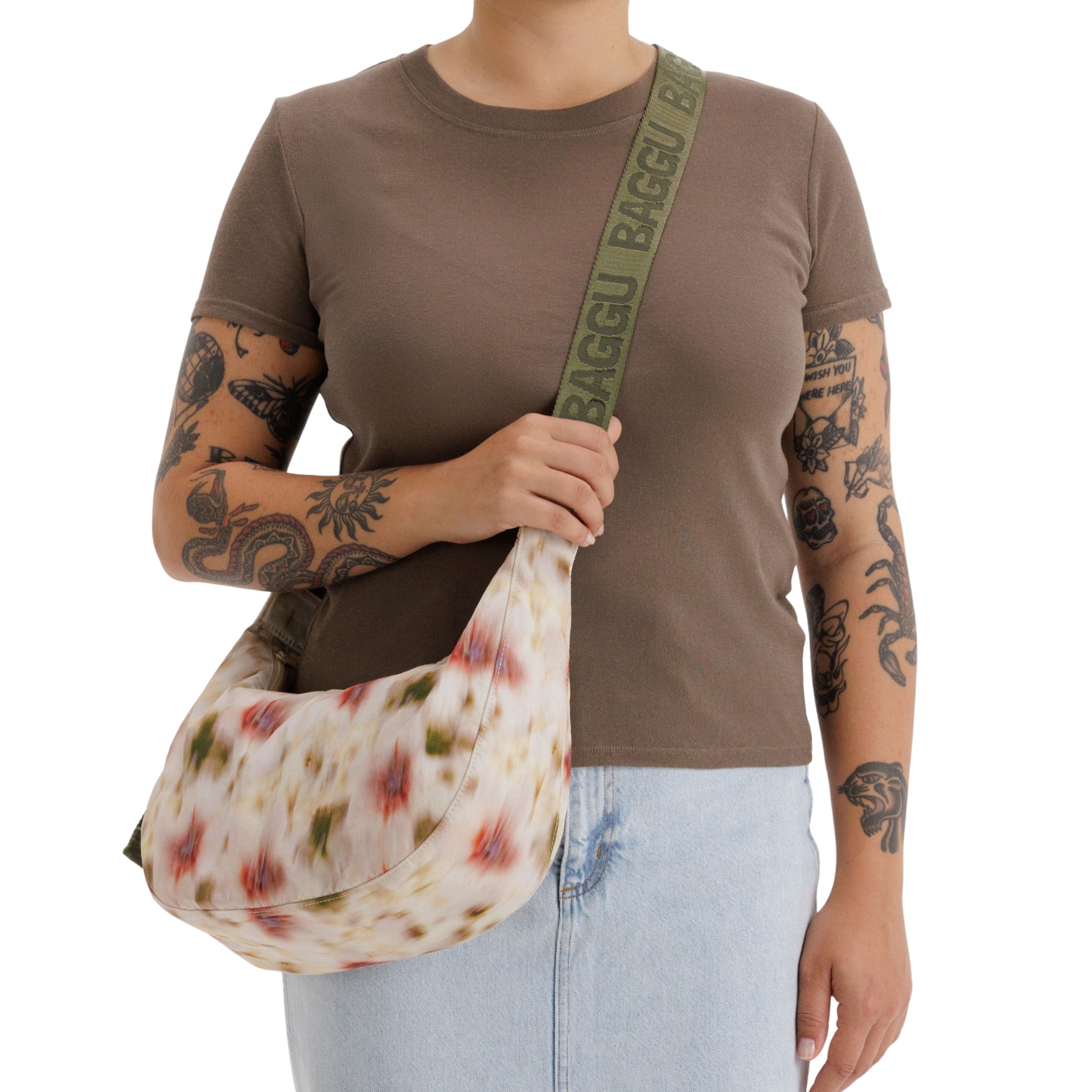 Baggu Medium Nylon Crescent Bag in Abstract Floral – Te Koop
