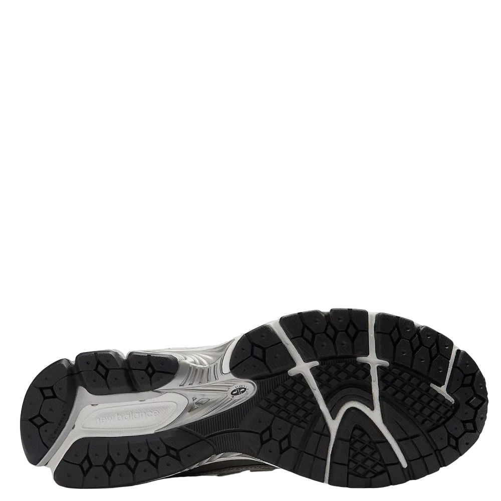 New Balance Women's 1906R in Silver Metallic with White and Sea Salt - Getoutside Shoes
