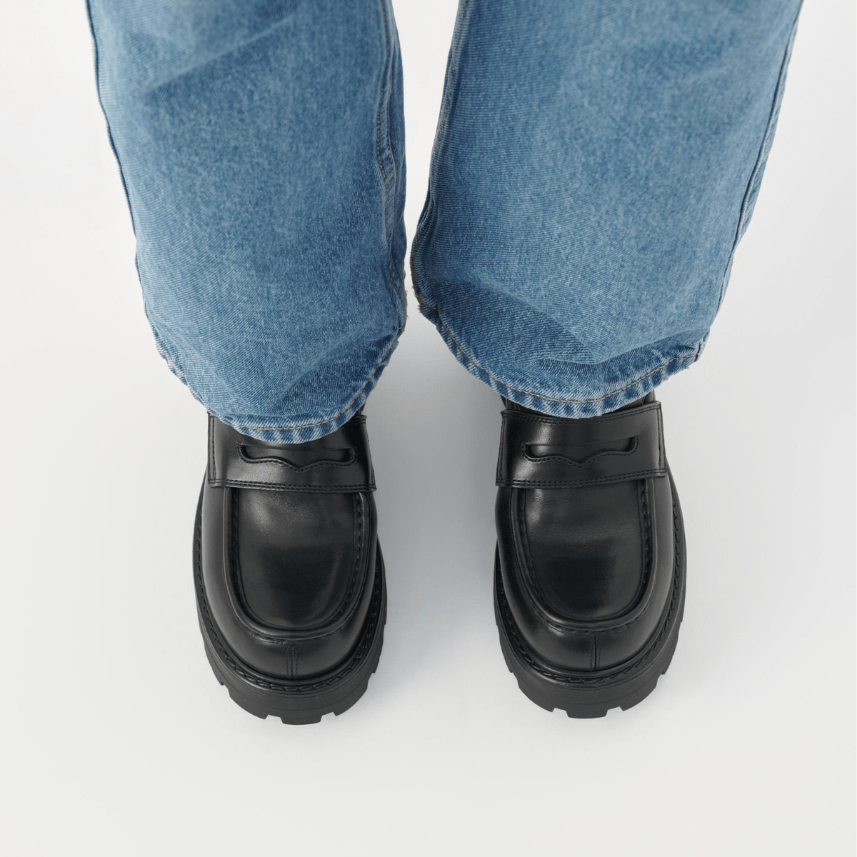 Vagabond Women's Cosmo 2.0 Loafers in Black Leather - Getoutside Shoes